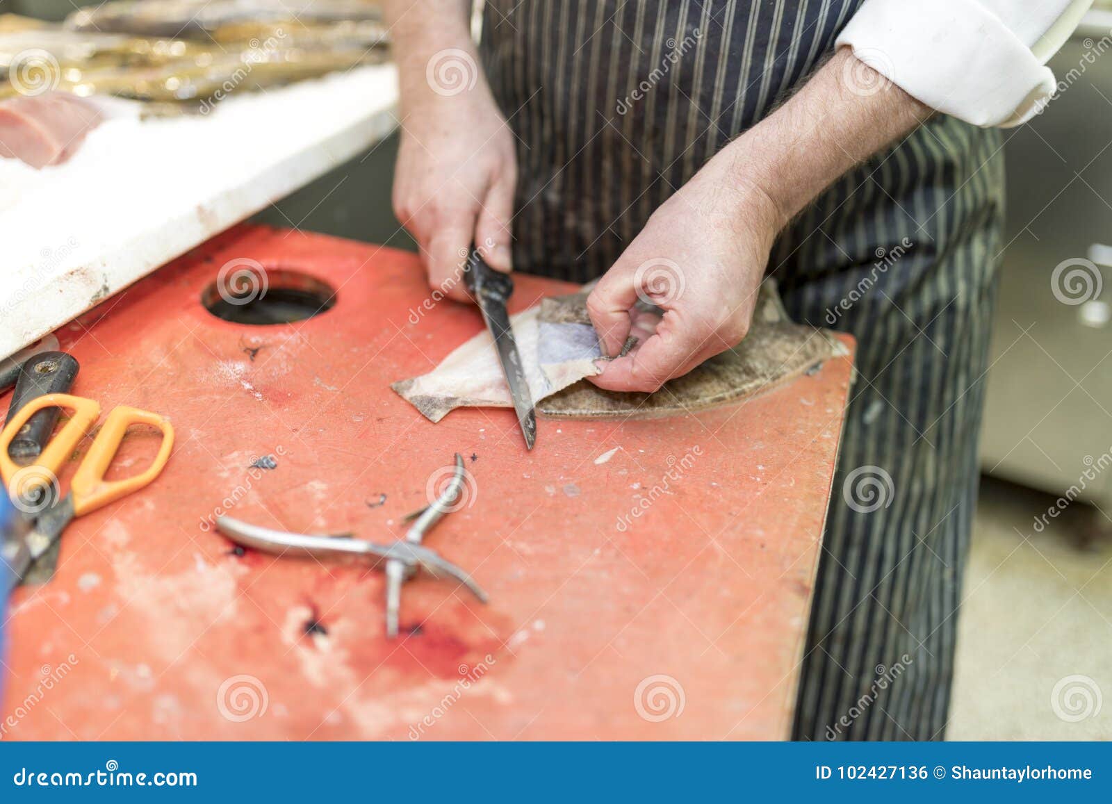 british fish monger fillets a dover sole and pulls itÃ¢â¬â¢s skin a